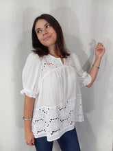 Load image into Gallery viewer, Floral Lace Details Top
