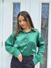 Load image into Gallery viewer, Feather cuffs Green Blouse
